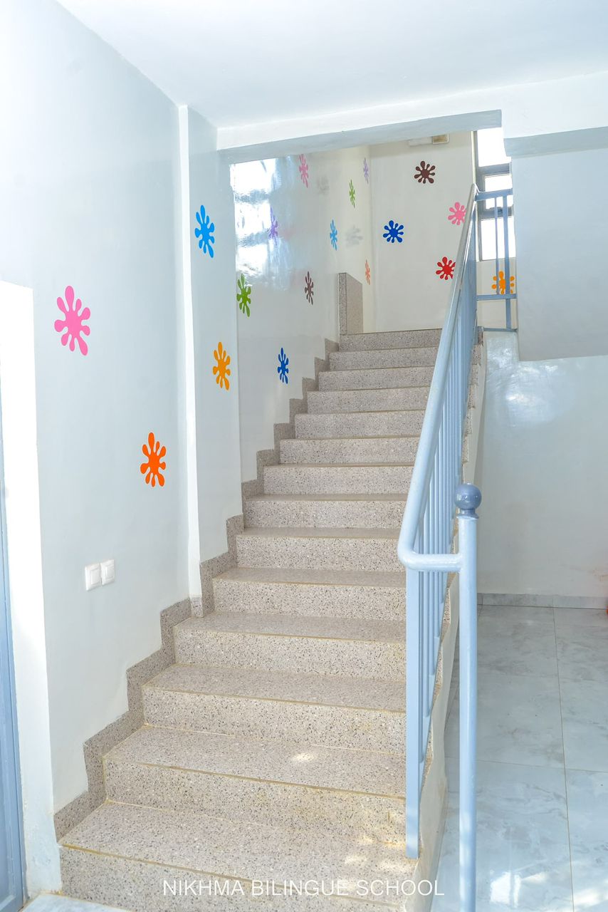 Escalier décoré aux couleurs vives